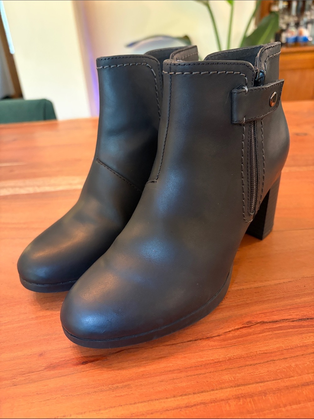 Clarks Black Leather Ankle Booties Side-Zip Heels. Women’s Size 6.5
